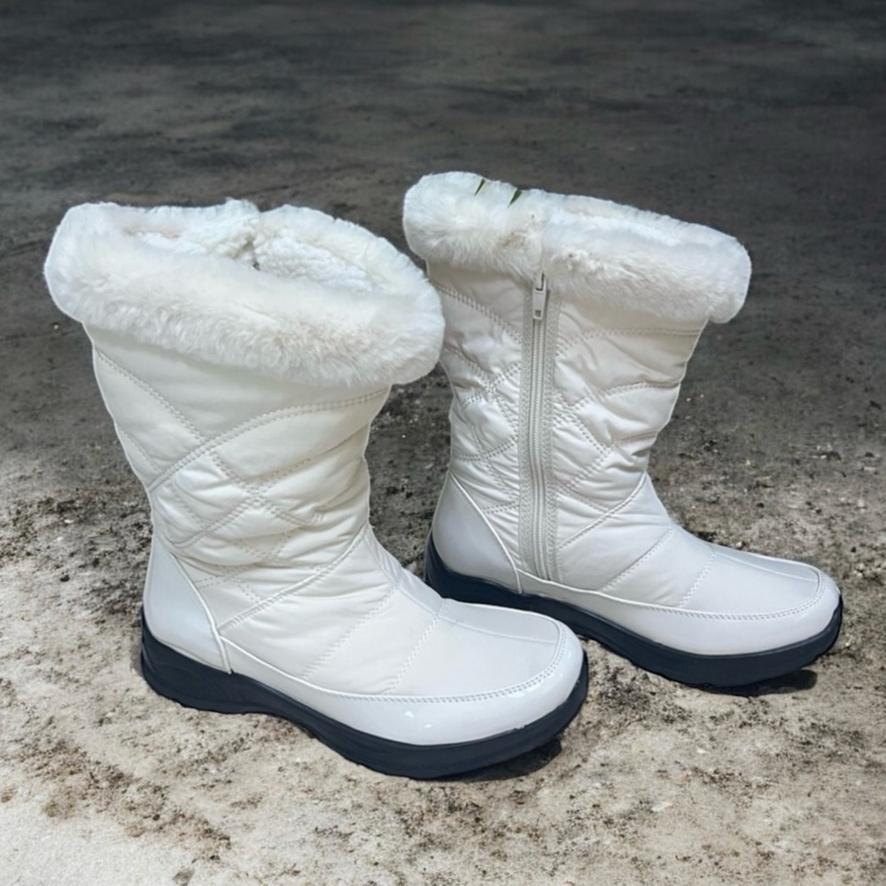 NWT Easy Street Women’s Round Toe Waterproof Cuddle Boots